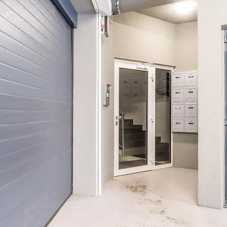 Lägenhet Brand New Two #34 With Free Secure Parking In The Center *